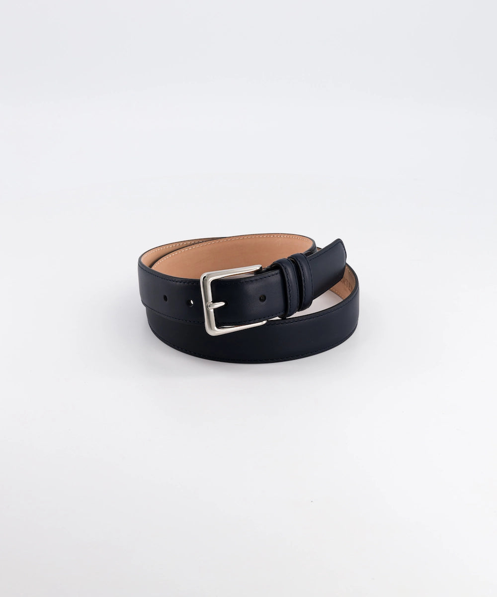 Ceinture en cuir lisse avec une boucle en laiton