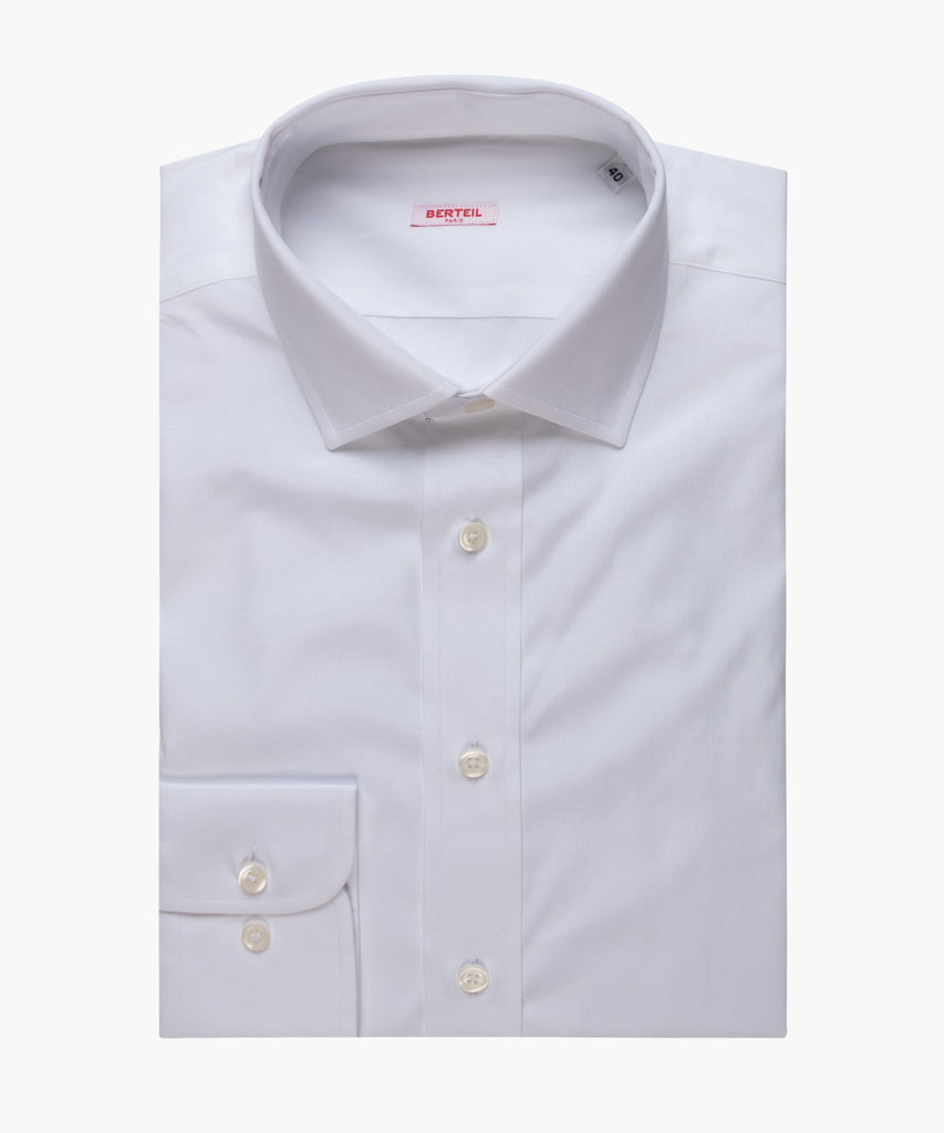 Chemise ajustée à petit col et poignets simples